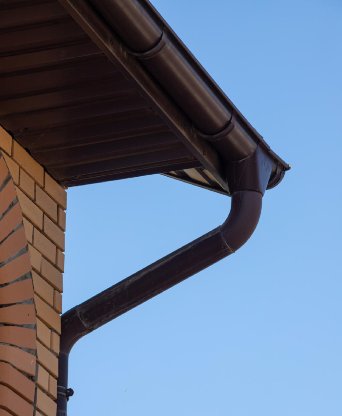 Travaux de zinguerie avec gouttière et descente en PVC