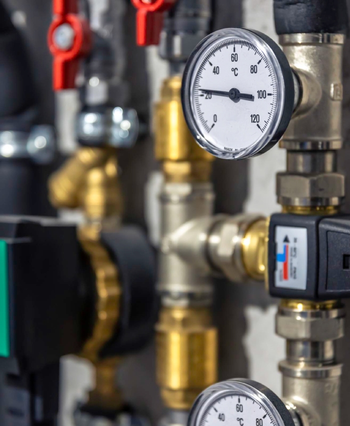 Contrôle d’installation de chauffage et pompe à chaleur avec manomètres